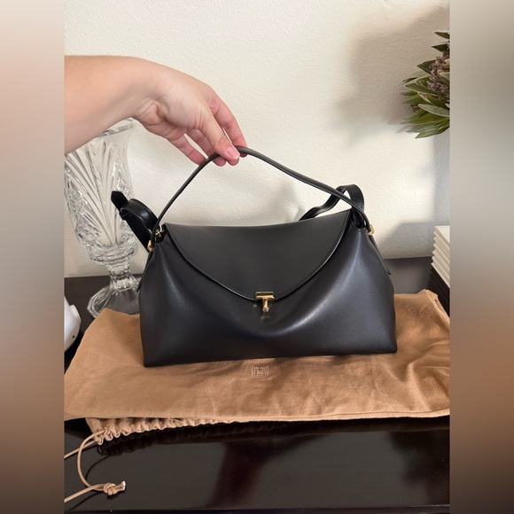 TOTEME T-lock top handle black leather with gold hardware - Picture 2 of 7